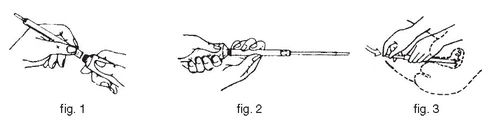 Tre disegni sequenziali che mostrano le mani che preparano, impugnano e utilizzano una siringa per un'iniezione medica