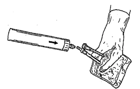 Una mano guantata inserisce un ago in un dispositivo cilindrico tramite un connettore per l'iniezione di un farmaco