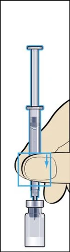 Una mano tiene una siringa verticale mentre spinge il pistone verso il basso per aspirare il liquido da un flacone di vetro sottostante