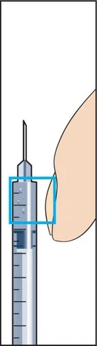 Illustrazione di una siringa con ago e liquido interno posizionata accanto a una superficie cutanea chiara per indicare l'iniezione