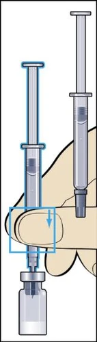 Una mano tiene una siringa verticale mentre l'ago viene inserito in un flacone di vetro per prelevare il liquido con una freccia blu verso il basso