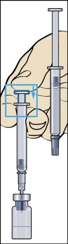 Illustrazione di una siringa che viene spinta verso il basso per aspirare il liquido da un flacone di vetro trasparente