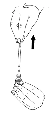 Una mano tiene una siringa in verticale e la inserisce in un flaconcino di vetro tenuto con l'altra mano con una freccia nera rivolta verso l'alto