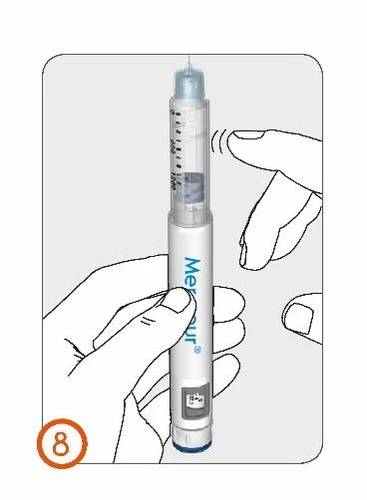 Una mano impugna una penna iniettiva verticale mentre il pollice dell'altra mano preme sulla parte superiore del dispositivo per l'iniezione