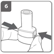 Disegno tecnico che mostra due frecce nere che indicano la pressione laterale da esercitare su un dispositivo medico cilindrico bianco