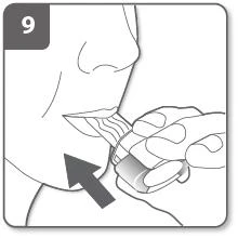 Disegno in bianco e nero di una persona che inserisce un dispositivo medico in bocca con una mano che lo spinge verso la lingua