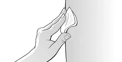Disegno in bianco e nero di una mano che tiene e utilizza una salvietta o un tampone per pulire una superficie verticale