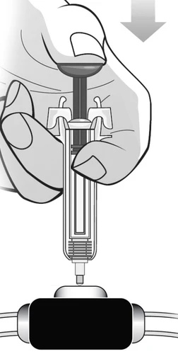 Due mani impugnano una penna iniettore medica per applicarla verticalmente sulla parte superiore di un dispositivo nero con bordi metallici