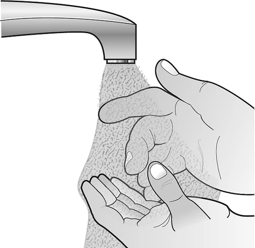 Due mani raccolte sotto un getto d'acqua che scorre da un rubinetto per lavare accuratamente la pelle e le dita
