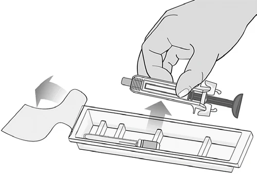 Una mano solleva una siringa pre-riempita da un contenitore rettangolare con divisori interni tramite una freccia curva che indica il movimento