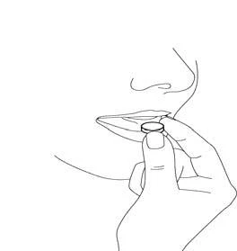 Dibujo de líneas finas de una mano que sostiene una pequeña pastilla cerca de los labios de un rostro para la
