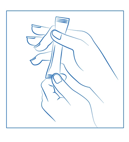 Due mani tengono e aprono una bustina monodose stretta e allungata con linee blu su sfondo bianco