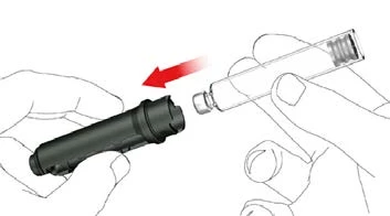 Dos manos separan o unen un frasco de vidrio transparente a un dispositivo médico cilíndrico negro indicado por una flecha roja