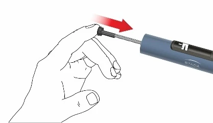 Una mano sostiene un dispositivo médico azul y gris presionando el