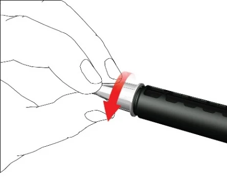 Una mano gira la parte superior metálica de un dispositivo médico negro siguiendo la dirección de una flecha roja curva