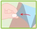 Una mano preme un cerotto bianco sulla pelle mentre una freccia rossa indica il movimento di applicazione del dispositivo azzurro