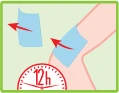Diagramma medico che mostra la rimozione di un cerotto dalla pelle di un braccio con frecce rosse e un orologio che indica un intervallo di 12 ore