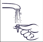 Una mano tiene un flaconcino sotto un rubinetto aperto da cui scorre l'acqua per lavare l'oggetto