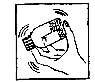 Una mano tiene un flaconcino di vetro inclinato e lo scuote delicatamente per mescolare il contenuto interno