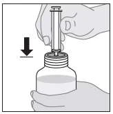 Una mano preme verso il basso un dispositivo a siringa con un pistone per inserirlo nel collo di un flacone di medicinale contenente liquido