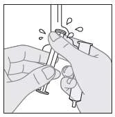Due mani tengono una siringa per estrarre il liquido da un flacone con un movimento di pressione sul pistone mentre si scuote leggermente