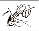 Una mano tiene un flacone contagocce per instillare una goccia di liquido nell'occhio aperto di una persona mentre l'altra mano sostiene la palpebra