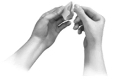 Due mani che tengono e separano con delicatezza un piccolo oggetto bianco o un componente di un dispositivo medico su sfondo neutro