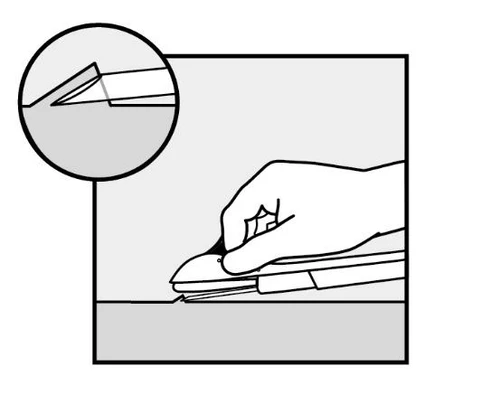 Disegno tecnico che mostra una mano che preme un dispositivo medico piatto su una superficie con un dettaglio ingrandito dell'ago che penetra