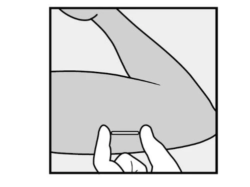 Disegno schematico di due mani che tengono orizzontalmente una sottile striscia di carta sopra la parte superiore di un braccio umano