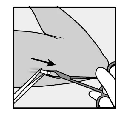 Disegno tecnico che mostra una mano che utilizza delle forbici per tagliare la punta di una siringa indicata da una freccia nera