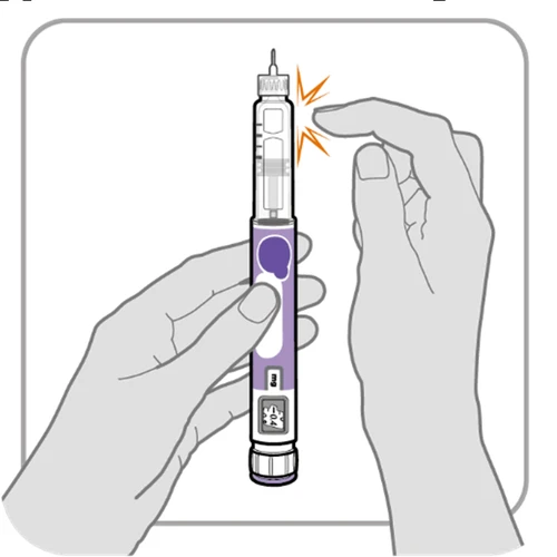 Una mano tiene una penna iniettiva viola mentre l'indice dell'altra mano preme sulla parte superiore del dispositivo per attivarlo