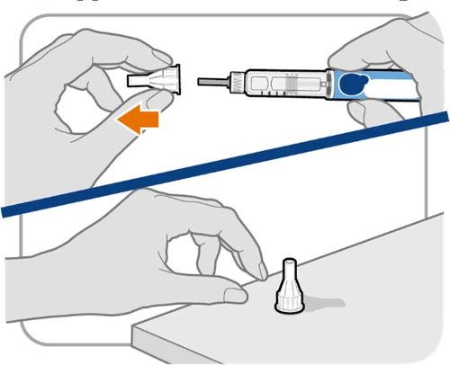 Due mani che rimuovono il cappuccio dalla siringa e una mano che lo appoggia su una superficie piana in un'illustrazione medica