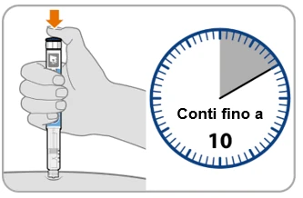 Una mano impugna una penna iniettiva sulla pelle accanto a un orologio che indica il tempo per contare fino a 10