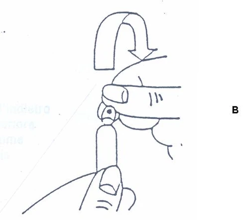 Disegno schematico che mostra una mano che tiene un dispositivo medico con una freccia curva che indica il movimento di rotazione verso l'alto