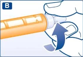Рука держит оранжевый инъекционный ручной шприц и поворачивает верхнюю часть по направлению изогнутой синей стрелки