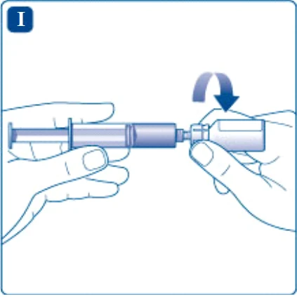 Dos manos que conectan una jeringa a un frasco de medicamento con una flecha azul curva que indica el movimiento de rotación para