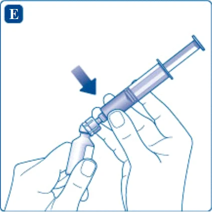 Dos manos sostienen una jeringa para conectarla a un frasco de medicamento, con una flecha azul que indica el movimiento de inserción hacia abajo