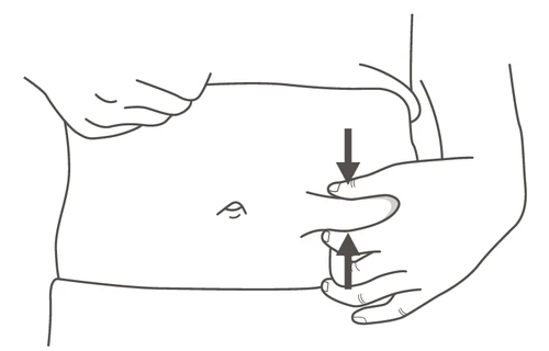 Dibujo lineal de un torso humano con manos presionando la piel para mostrar el pliegue antes de la inyección