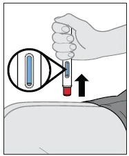 Una mano impugna una penna iniettiva sopra la coscia con una freccia nera rivolta verso l'alto e un ingrandimento del livello del liquido blu