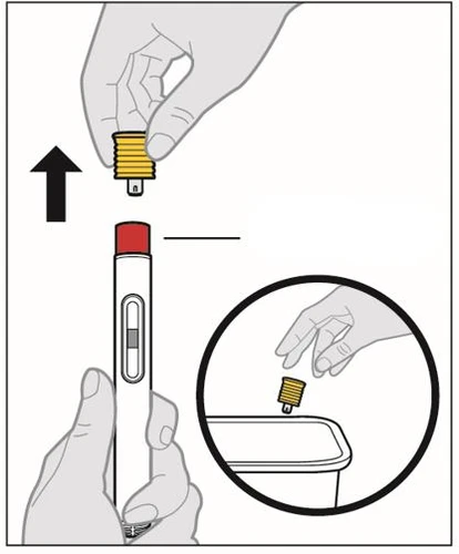 Una mano solleva un cappuccio giallo da una penna iniettiva mentre l'altra mano lo getta in un contenitore per rifiuti medici