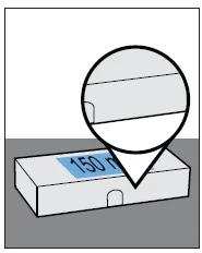 Disegno di una scatola bianca con un riquadro azzurro contenente la scritta 150 mg e un ingrandimento circolare che mostra il dettaglio del testo