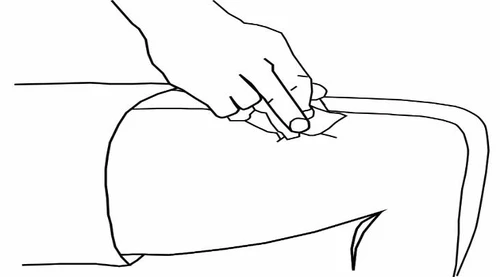Disegno lineare di una mano che applica un cerotto o una medicazione sulla parte superiore di un braccio o di una gamba