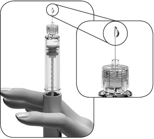 Primo piano di una mano che tiene una siringa con un ago sottile dalla punta con una goccia di liquido e un ingrandimento della punta stessa