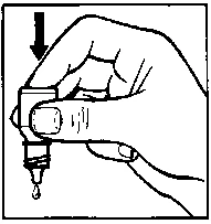 Una mano preme con il pollice verso il basso il tappo di un flaconcino mentre una goccia di liquido cade dall'apertura inferiore