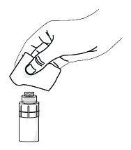 Una mano tiene un tampone di cotone per pulire la parte superiore di un flacone cilindrico di medicinale