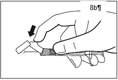 Una mano tiene una siringa orizzontalmente mentre un dito preme la parte superiore del dispositivo indicato da una freccia nera