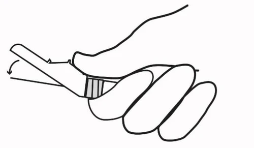 Dibujo lineal de una mano sosteniendo un dispositivo médico cilíndrico con una flecha que indica el movimiento de apertura hacia abajo