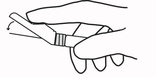 Dos manos sostienen y doblan un dispositivo médico blanco con una flecha negra que indica el movimiento de flexión hacia abajo