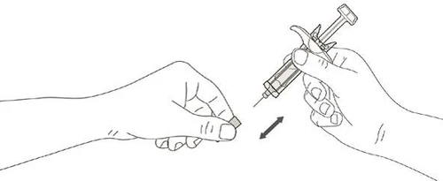 Una mano tiene una siringa pronta all'uso mentre l'altra mano tiene un piccolo oggetto grigio con una freccia che indica il movimento di avvicinamento