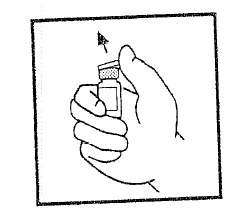 Una mano tiene un piccolo flacone di vetro con un tappo e una freccia indica la direzione verso l'alto sopra il contenitore